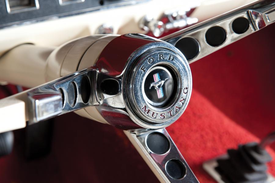 Детали интерьера Ford Mustang Convertible 1965 года  (фото 33 из 76)